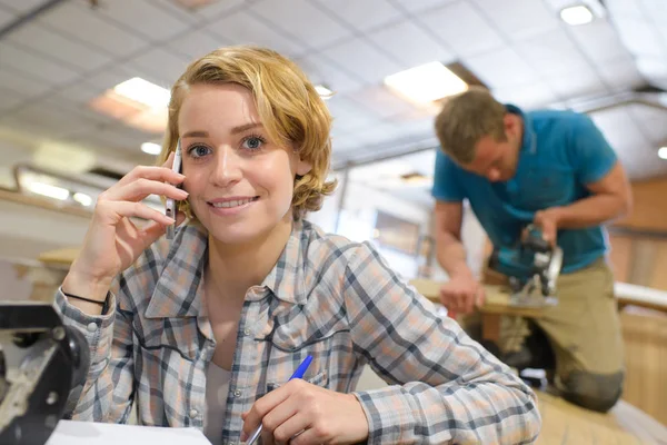 Donna Che Sorride Parla Cellulare Officina — Foto Stock