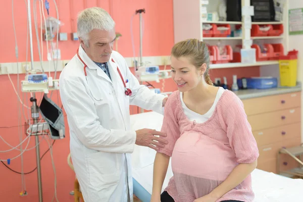 Selbstbewusster Arzt Mit Schwangerer Frau Krankenhaus — Stockfoto