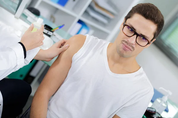 Doctor Enfermera Sosteniendo Una Jeringa Lista Para Una Inyección —  Fotos de Stock