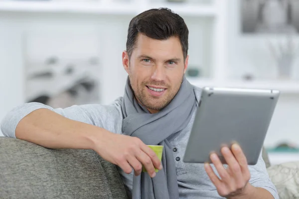 Hombre Usando Una Tableta Manzana — Foto de Stock