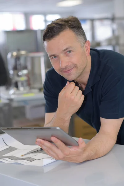 Muž Který Držel Tabletu Usmívá Kameru — Stock fotografie