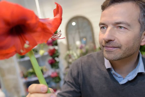 Щасливий Чоловік Клієнт Тримає Квітучі Рослини Магазині — стокове фото