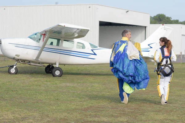 Skydivers Atlamak Hazırlanıyor — Stok fotoğraf