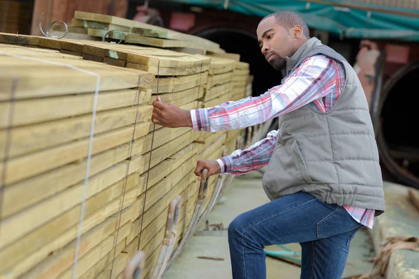 Mann Bewegt Holzpaletten Einer Lagerhalle — Stockfoto