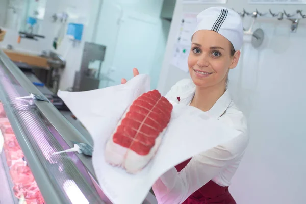 Carniceiro Fêmea Mostrando Articulação Carne Bovina — Fotografia de Stock