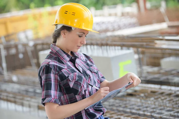 Ingenieur Vrouw Met Klembord — Stockfoto