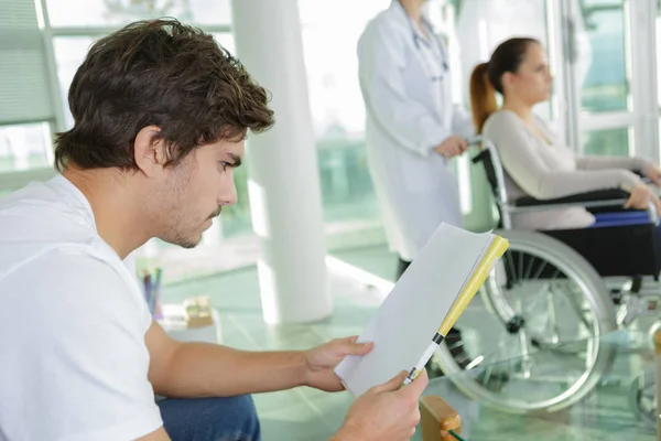 Pazienti Seduti Nella Sala Attesa Dei Medici — Foto Stock