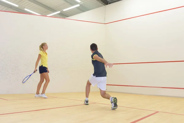 Paar Spelen Sommige Squash Samen Squashbaan — Stockfoto