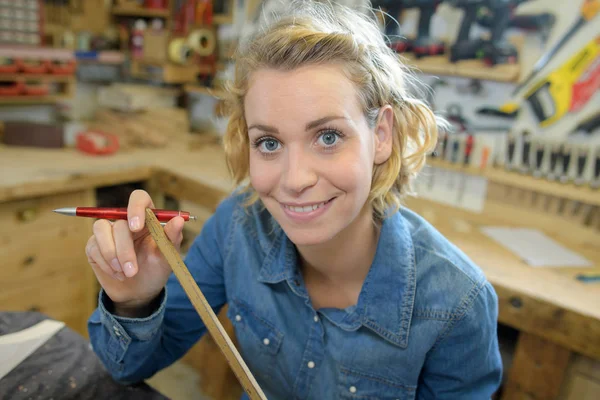 Tischlerin Arbeitet Ihrer Werkstatt Mit Holz — Stockfoto