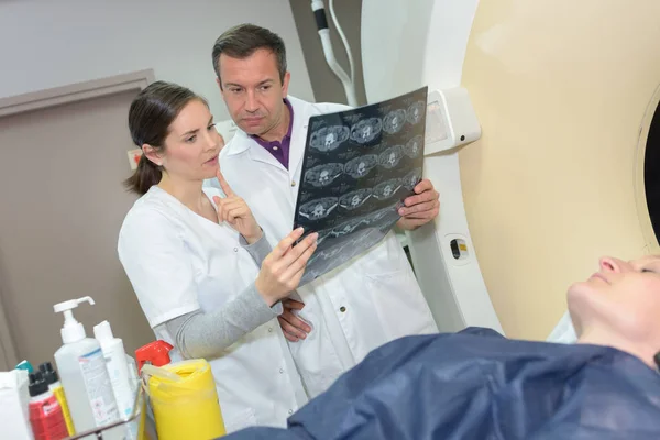 Médicos Que Verificam Radiografia Lado Pacientes Submetidos Exame Ressonância Magnética — Fotografia de Stock