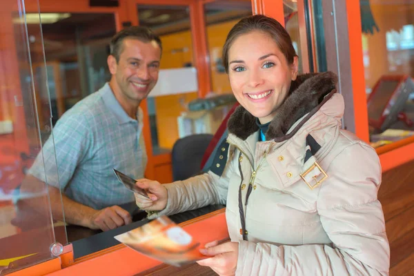 Frauenporträt Ticketschalter — Stockfoto