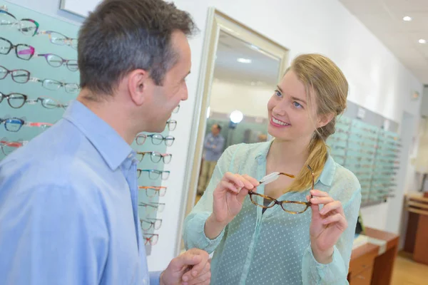 Optikern Rekommenderar Ett Par Glasögon — Stockfoto