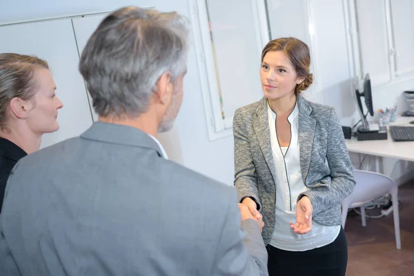 Gastvrije Paar Vrouw Kantoor — Stockfoto