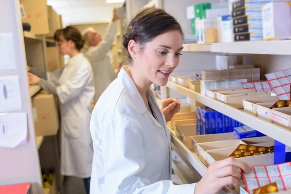 Farmacéutico Selección Medicamentos Farmacéutico — Foto de Stock