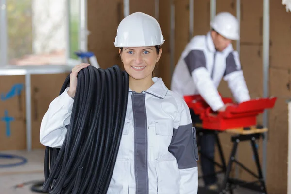 Portret Van Vrouwelijke Werknemer Die Haspel Van Kabel Draagt — Stockfoto