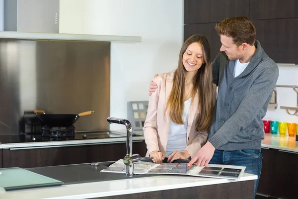 年轻幸福夫妇愿意买新的厨房 — 图库照片