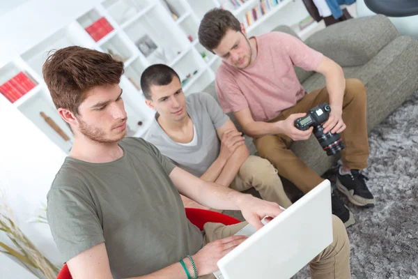 Három Fiatal Meg Laptop Segítségével Felülvizsgálja Lövés Munkamenet — Stock Fotó