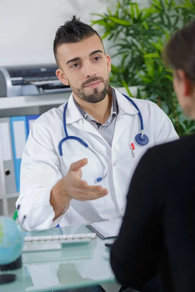 Médico Pronto Para Apertar Mãos Com Paciente — Fotografia de Stock