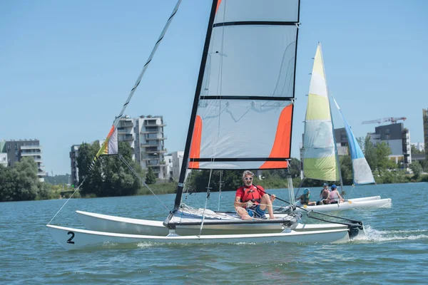 Mann Segelt Und Mann — Stockfoto