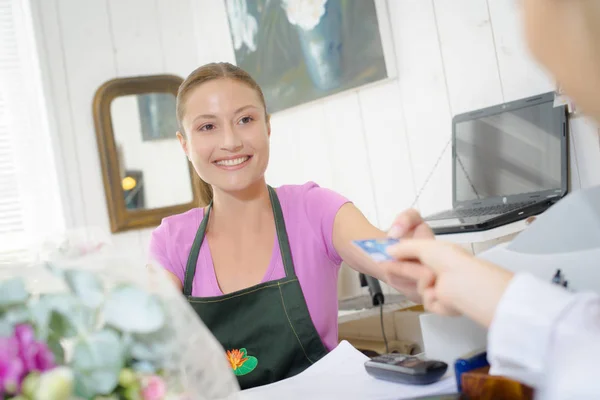 Bloemist Nemen Van Een Betaling — Stockfoto