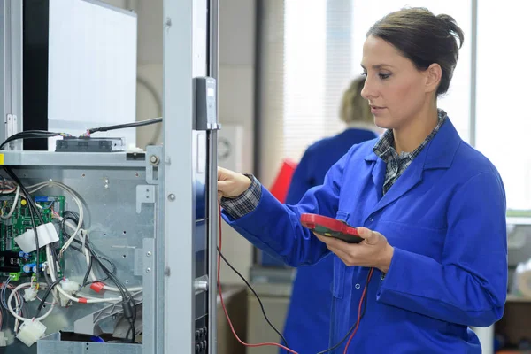 Eletricista Morena Segurando Dispositivo Calibração — Fotografia de Stock