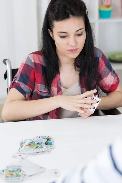 Jolie Fille Brune Handicapée Jouer Aux Cartes — Photo