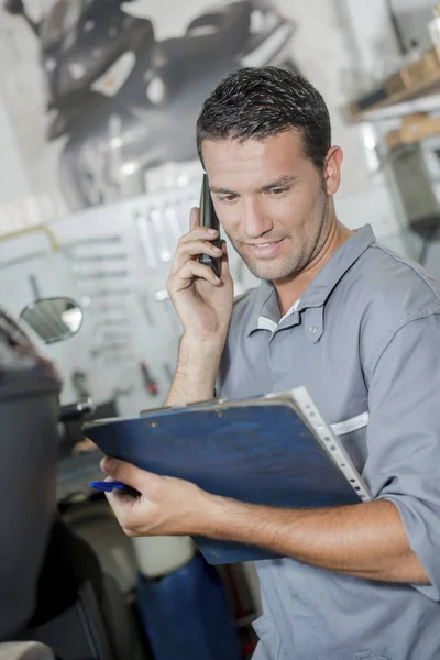 Jonge Monteur Aan Telefoon — Stockfoto