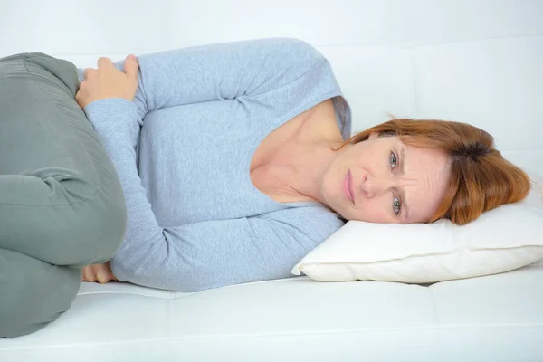 Eine Schöne Reife Frau Auf Dem Sofa Liegend — Stockfoto