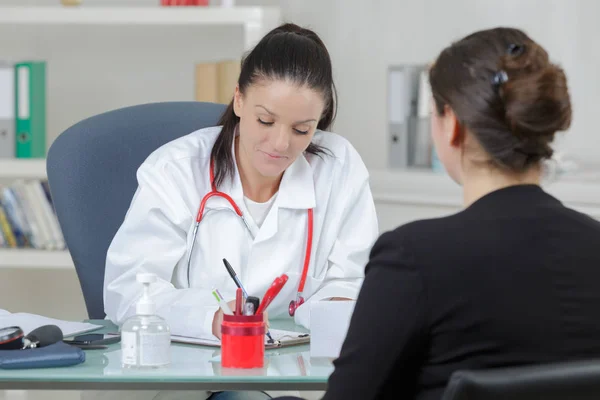 Patiënt Overleg Vrouw Ziekenhuis Chirurgie Kantoor — Stockfoto