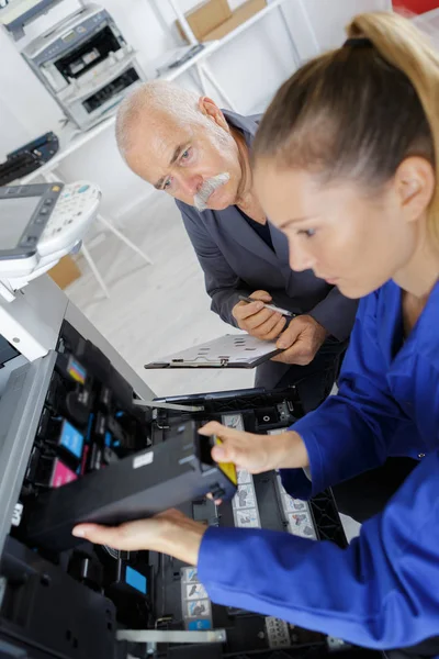 Female Apprentice Learning How Repair Printer — Stock Photo, Image