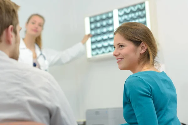 Médecin Montrant Une Image Radiographique Une Patiente — Photo