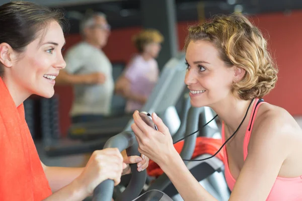 Personal Trainer Mit Stoppuhr Ermutigt Kundin — Stockfoto