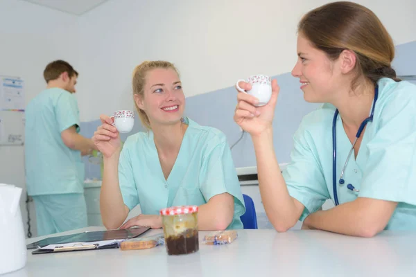 Ärztin Mit Krankenschwestern Kaffeepause — Stockfoto