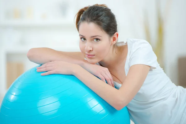 Senhora Com Bola Exercício — Fotografia de Stock