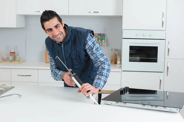 Junger Reparateur Arbeitet Der Küche — Stockfoto