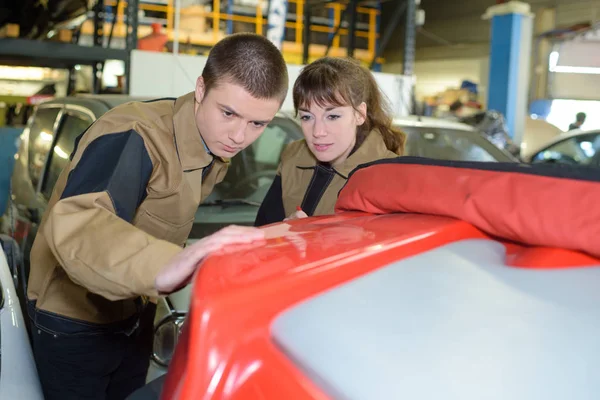 Mechanic Inspektera Fordonet Och Mekaniker — Stockfoto