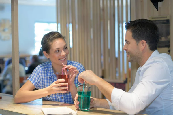 情侣在咖啡馆喝鸡尾酒 — 图库照片