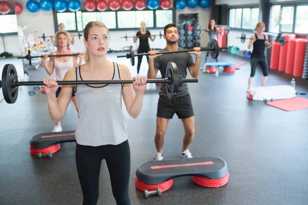 Gruppe Von Menschen Die Mit Bars Fitnessstudio Trainieren — Stockfoto