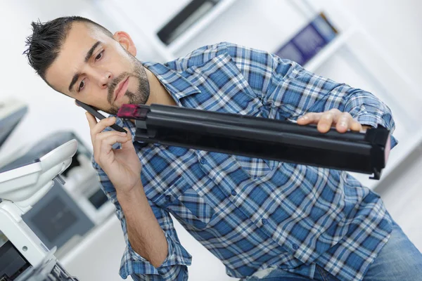 Homem Reparar Impressora Cor Mudando Cartucho Toner — Fotografia de Stock