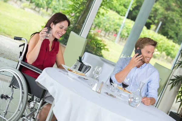 Vrouw Rolstoel Wachten Terwijl Man Praten Mobiele Telefoon — Stockfoto