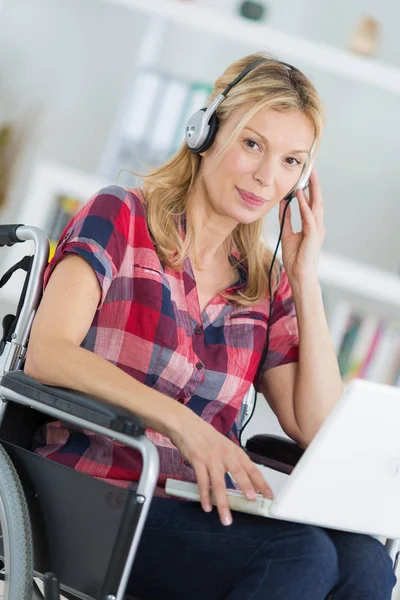 Retrato Mulher Meia Idade Cadeira Rodas Com Laptop Fones Ouvido — Fotografia de Stock