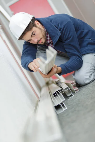 Jonge Slotenmaker Besturingselementen Sommige Metalen Staven Staalfabriek — Stockfoto