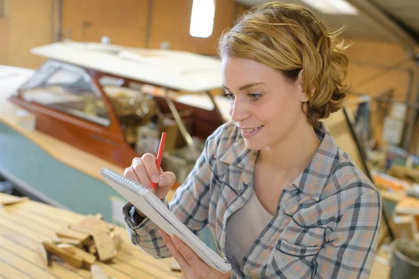 Mujer Taller Del Barco — Foto de Stock