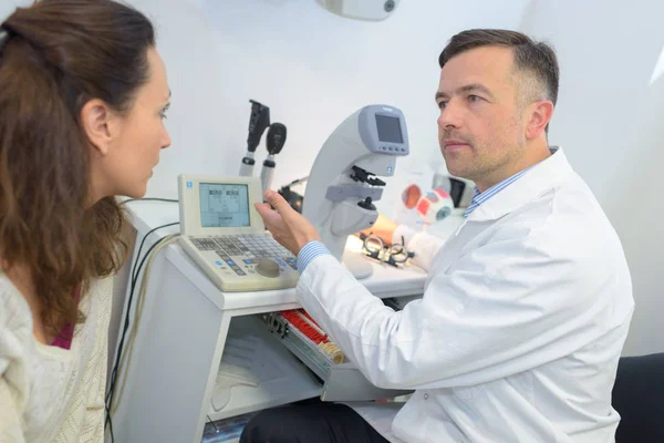 Ezzel Beteg Vizsgálat Elől Optometrista — Stock Fotó