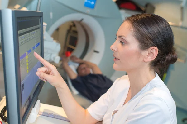 Máquina Resonancia Magnética Pantallas Con Médico Enfermero — Foto de Stock