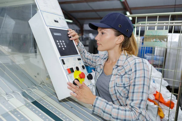 Bellissimo Lavoratore Che Gestisce Una Macchina Una Fabbrica — Foto Stock