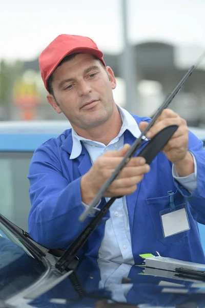 Mann Wechselt Scheibenwischer Auto — Stockfoto