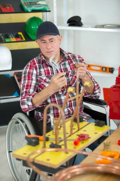 Trabalhador Manual Cadeira Rodas Fazendo Plumbery — Fotografia de Stock