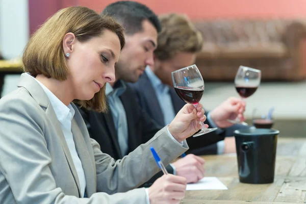 Críticos Calificando Los Vinos Para Adjudicación — Foto de Stock