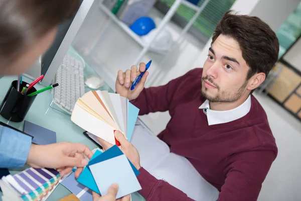 Designer Interiores Mostrando Amostras Cor Para Cliente Seu Escritório — Fotografia de Stock